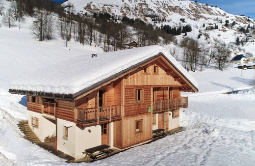 Hauteluce Apartment | Apartment 'Chalet Evasion - 13 People' with Mountain View, Shared Garden and Wi-Fi