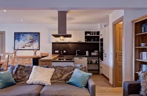 La Perriere Apartment | Apartment for 12 with balcony, fireplace and wifi in La Tania