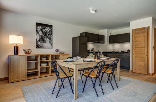 Les Praz-de-Chamonix Apartment | Apartment with Terrace &amp; Garden 250m from Ski Lift