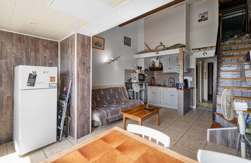Le Brusc Apartment | Apartment 'T2 5 Minutes from the Beach' with Wi-Fi and Air Conditioning