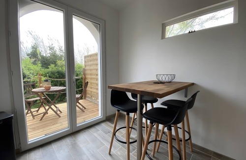 Le Brusc Apartment | Apartment 'L'appartement' with Private Terrace, Wi-Fi and Air Conditioning