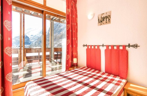 Saint-Michel-de-Maurienne Apartment | Apartment in France with Ski Views