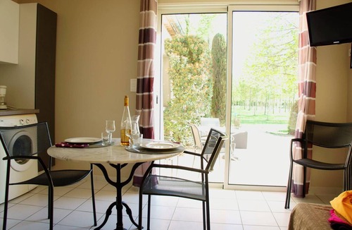 Loriol-du-Comtat Hotel | Apartment in the heart of Vaucluse close to the tourist attractions of Vaucluse