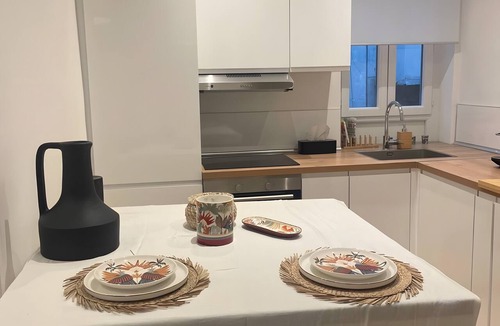 Carabacel Apartment | Apartment 'Place Garibaldi – Cosy Et Climatisé' with Wi-Fi and Air Conditioning
