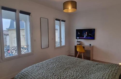 La Roche-Chalais Apartment | Appart climatisé le Rétro Chic - Entièrement rénové en hyper centre - Terrasse et Parking privé