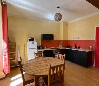 Barcelonnette Apartment | Appart plein centre lit King size , canapé lit et wifi
