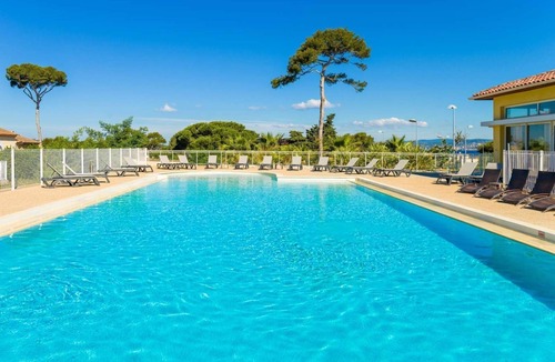 Le Brusc Condo | Appartement sur 2 étages pour 8 près de la plage