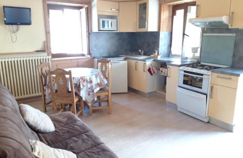 Albiez-le-Vieux Apartment | Appartement 2* au 1er étage d'une maison traditionnelle, central, près des pistes et commerces - FR-1-618-6