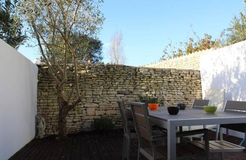 Saint-Martin-de-Re Apartment | Appartement 3 pièces, 4 couchages à St-Martin-de-Ré, accès direct au port, terrasse, parking et WiFi - FR-1-246C-12