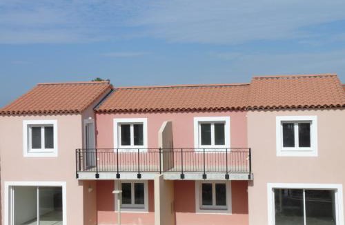 Saint-Mitre-les-Remparts Apartment | Apparthotel Résidence La Provence