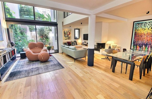 6th Arrondissement House | Architect-designed villa with garden for rent in Marseille, design and calm