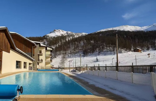 Les Orres Apartment | At the foot of the ski slopes, 2 bedrooms, all on foot, quiet, pool, spa