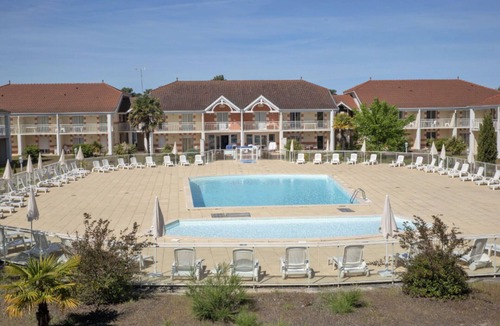 Le Verdon-sur-Mer Apartment | Beautiful apartment for 8 guests with pool, WIFI, TV, terrace and pets allowed