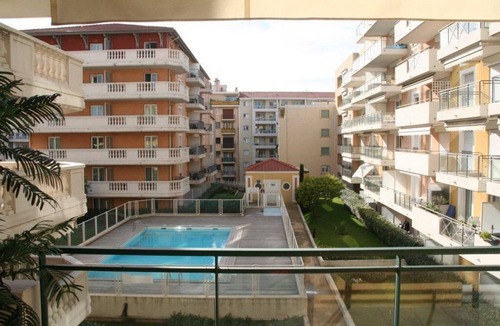 Les Baumettes Apartment | Beautiful apartment close to the sea with large balcony and pool!