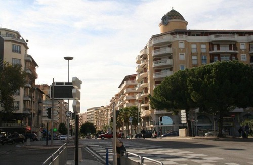 Les Baumettes Apartment | Beautiful apartment close to the sea with large balcony and pool!