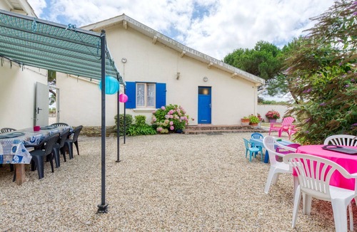 Jau-Dignac-et-Loirac House | Beautiful apartment in villa for 5 guests with WIFI, TV and terrace