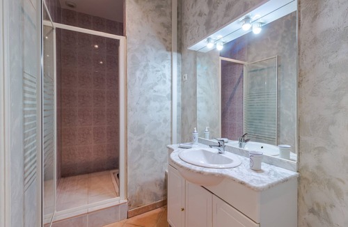 Saint-Amand-de-Coly Bed & Breakfast | Bed and Breakfast 'Chambre Sérénité' with Shared Terrace, Shared Garden and Wi-Fi