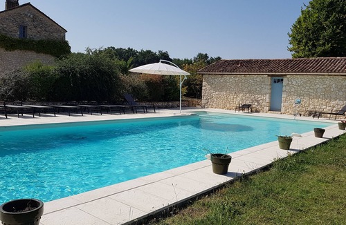 Conne-de-Labarde Bed & Breakfast | Bed and Breakfast "La Pierre