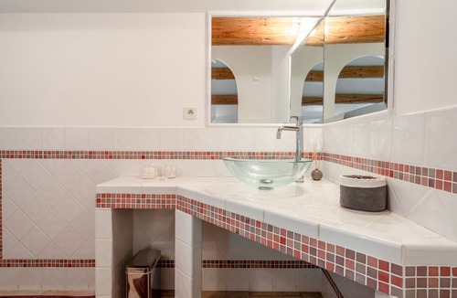 Violes Bed & Breakfast | Bed and Breakfast 'Chambre Au Levant' with Shared Terrace, Wi-Fi and Air Conditioning