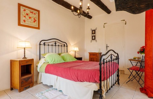 Gras Bed & Breakfast | Bed and Breakfast 'Chez Bacchus - Chambre Merlot' with Shared Garden and Wi-Fi