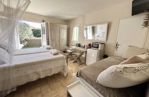 La Nartelle Bed & Breakfast | Bedroom 50 m from the beach with private and closed parking. Bastide du Levant
