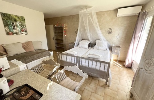 La Nartelle Bed & Breakfast | Bedroom 50 m from the beach with private and closed parking. Bastide du Levant