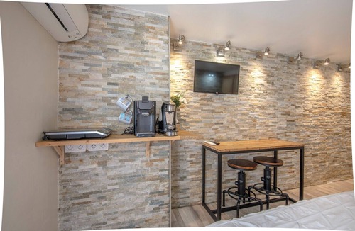 Les Grands Carmes Apartment | Bedroom in Marseille’s 2nd – near the Vieux-Port