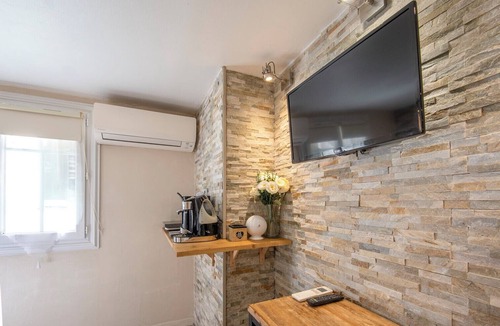 Les Grands Carmes Apartment | Bedroom in Marseille’s 2nd – near the Vieux-Port