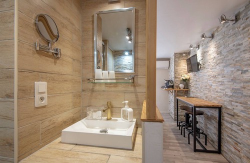 Les Grands Carmes Apartment | Bedroom in Marseille’s 2nd – near the Vieux-Port