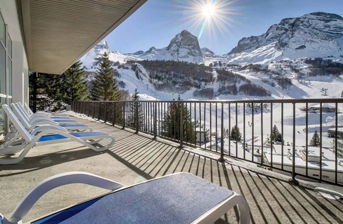Eaux-Bonnes Hotel | Belambra Clubs Gourette - Lou Sarri - Half board - Classic accommodation 2 Adults and 1 Child with balcony