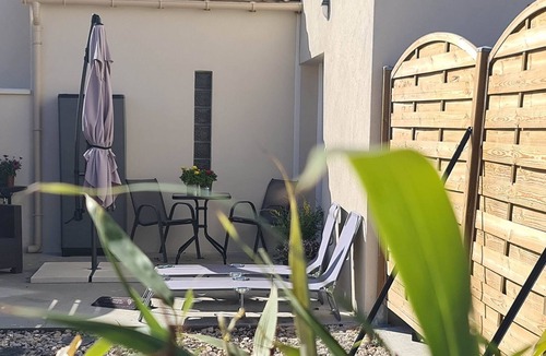Trets Apartment | blue cloud studio with terrace overlooking the garden and view of Sainte Victoire
