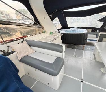 Mandelieu-La-Napoule Boat Rental | Boat with Jacuzzi - Bateau avec Jacuzzi