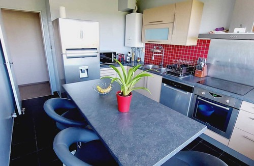 Le Bouscat Apartment | Bright, air-conditioned T4 apartment with tennis court and private, unoverlooked parking.