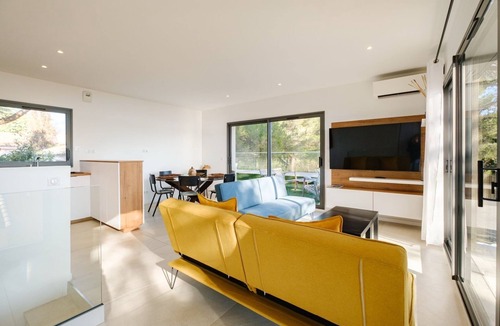 Guerrevieille Apartment | Bright duplex, roof terrace, sea view, beach in front of Golfe de Saint Tropez