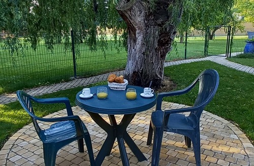 Caumont-sur-Durance Apartment | Bright, fully renovated apartment with garden