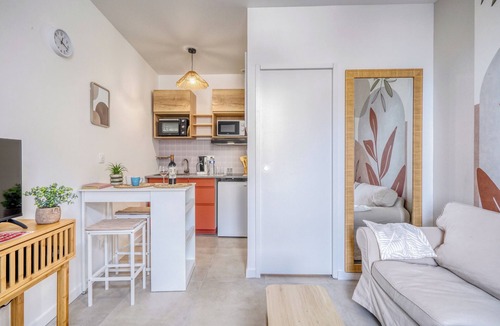 Bastide Apartment | Bright romantic stay in the heart of Bordeaux