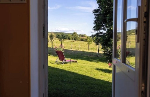 Pouillenay House | Bright single-storey country house with large garden