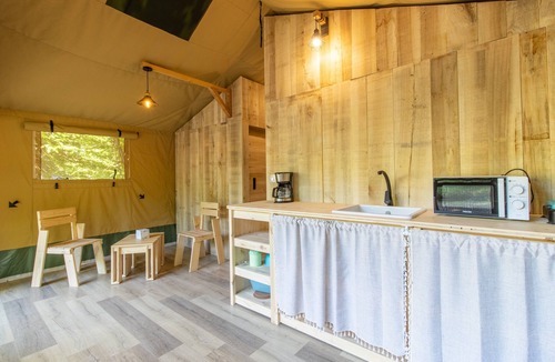 Saint-Martial-de-Nabirat RV Rental | Caravan 'Lodge 8 Personnes' with Shared Pool, Private Terrace and Wi-Fi