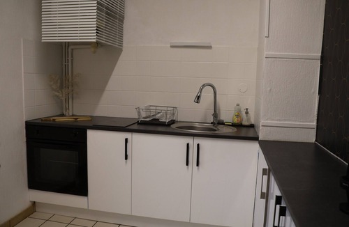 Nevers Apartment | Casa Azul Apartment – Nevers Near Train Station & City Center