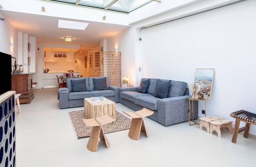 8th Arrondissement Apartment | CASA UMI - Magnifique appartement avec accès privé à la mer et grande terrasse