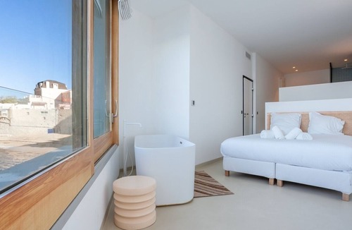 8th Arrondissement Apartment | CASA UMI - Magnifique appartement avec accès privé à la mer et grande terrasse
