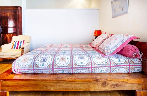 Montignac-Charente Bed & Breakfast | Castle 'Chambre 1' with Shared Terrace, Private Garden and Wi-Fi