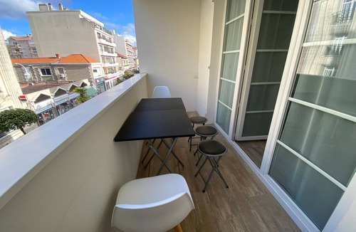 Arcachon Apartment | Central Arcachon Apartment with Sea Views, Parking & Balcony, Steps from Beach & Shops
