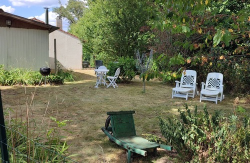 Pressignac Ski Chalet | Chalet dans la Forest. Adorable chalet, walking distance to the Charente Lac.