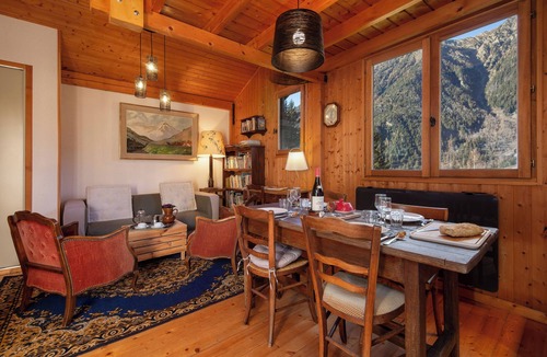 Les Bossons Ski Chalet | Chalet du Glacier Cosy Alpine style, Sleeps 4, Chamonix, France