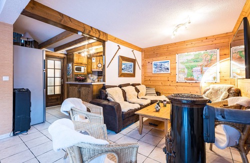 Praranger Apartment | Chalet 'Genepi - 14p' with Mountain Views, Private Terrace, and Wi-Fi