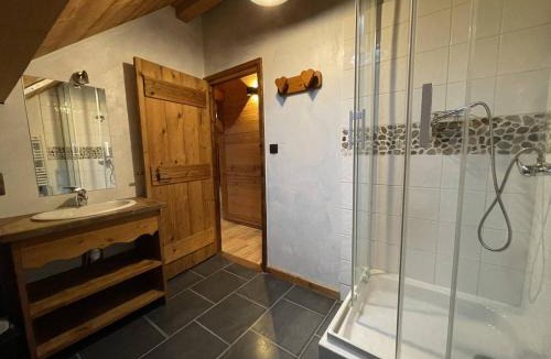 Saint-Sorlin-d'Arves Ski Chalet | Chalet montagnard 15 personnes - proche du centre du village