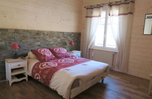 Saint-Etienne-de-Tinee Apartment | Chalet-style apartment in a village, 300m from the cable car
