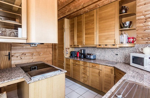Bellentre Ski Chalet | Chalet spacieux, 3 niveaux, 10 personnes, 4 chambres, proche pistes et centre, Wi-Fi, parking gratuit.
