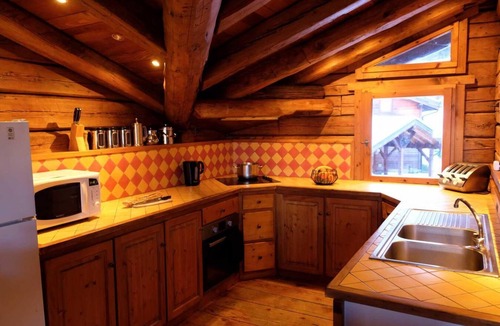 La Perriere Ski Chalet | Chalet, terrace, fireplace or stove, parking, tv, ski locker, 80m², La Tania